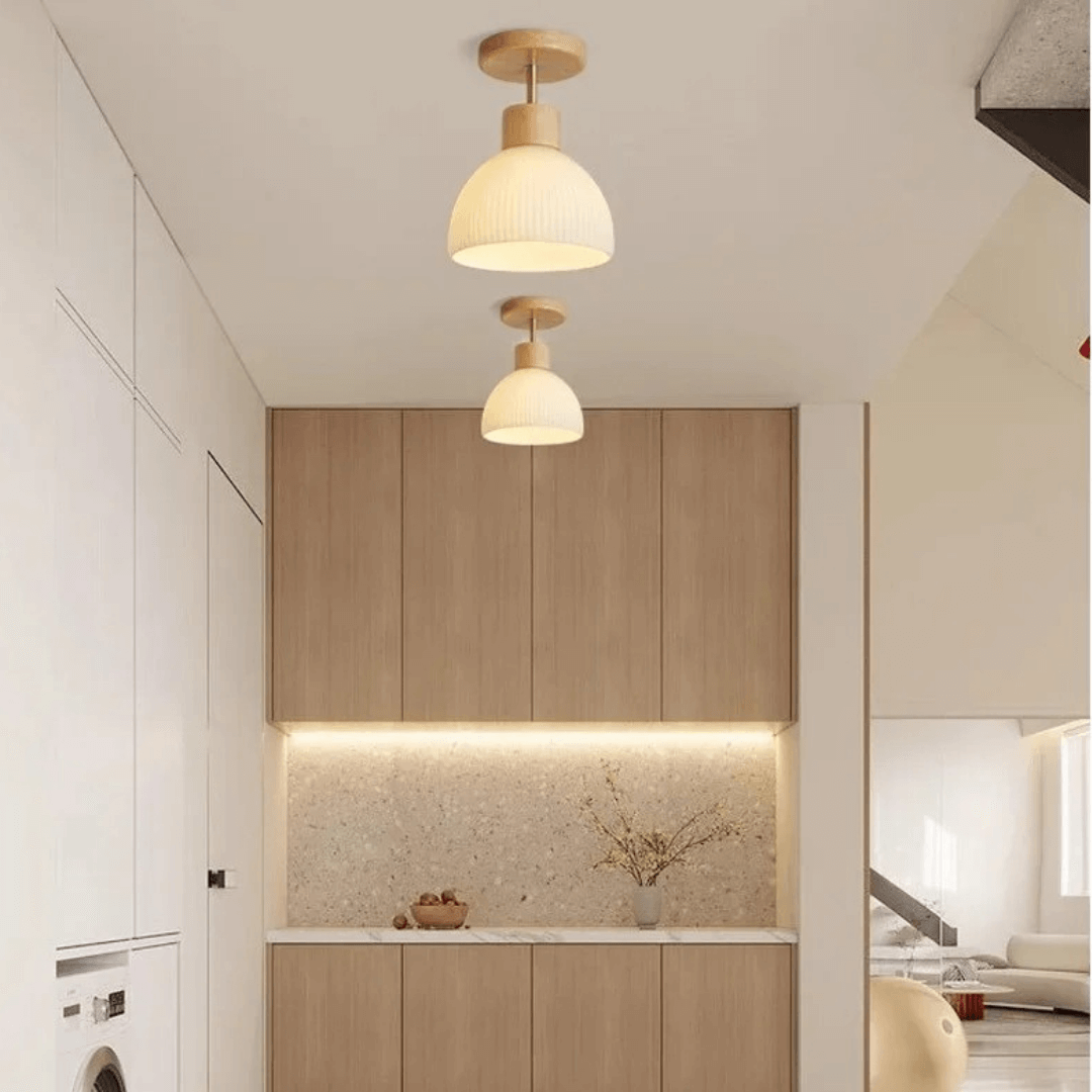 Zeitgenössische Hängeleuchte aus Mattglas in Goldfinish