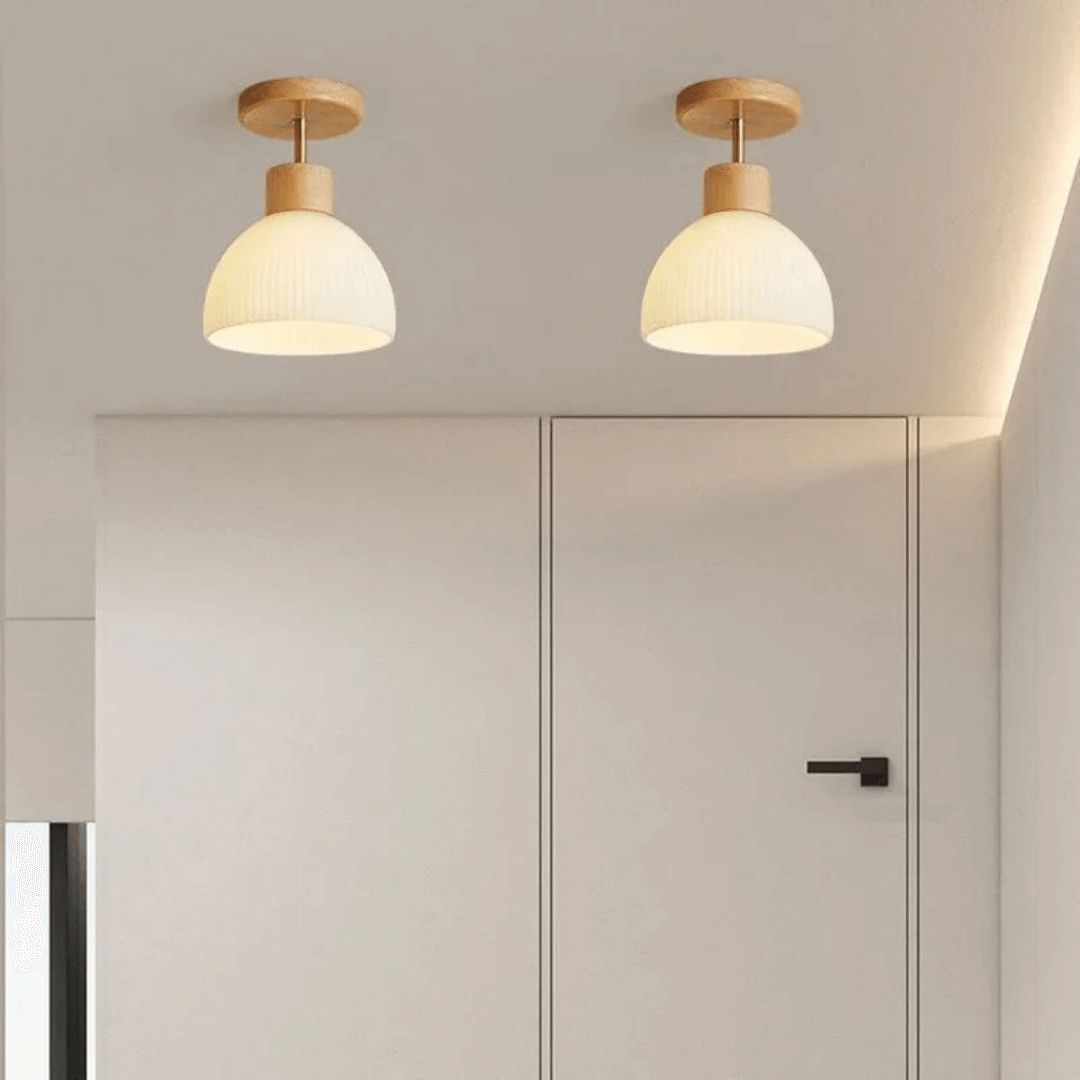 Zeitgenössische Hängeleuchte aus Mattglas in Goldfinish