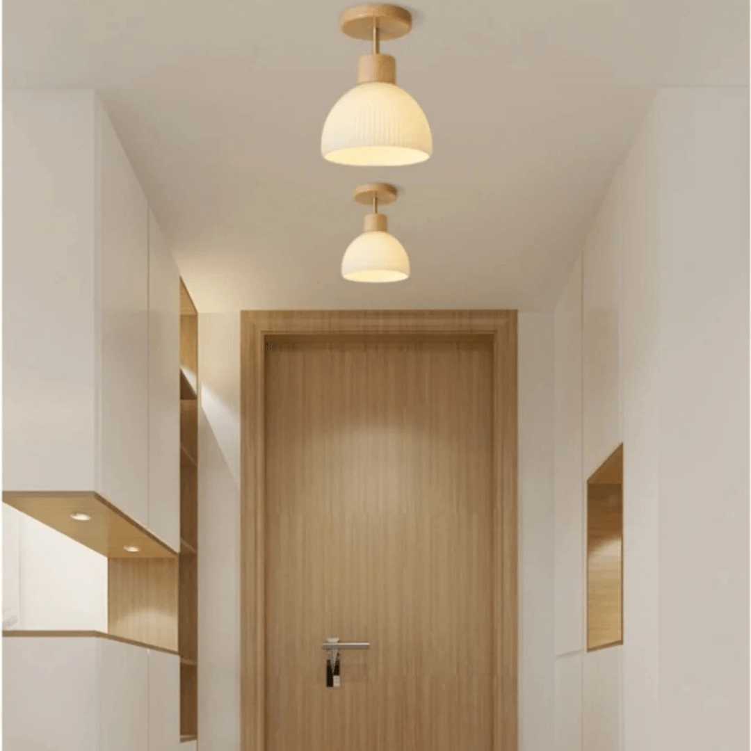 Zeitgenössische Hängeleuchte aus Mattglas in Goldfinish