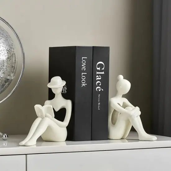 Moderne Lesende Figur – Abstrakte Dekoskulptur